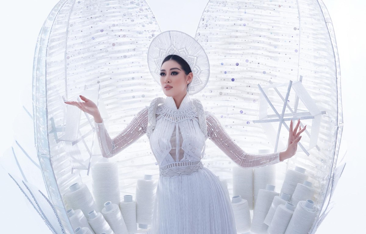 Chiêm ngưỡng màn 'bung kén' thần sầu của Khánh Vân tại Miss Universe 2020