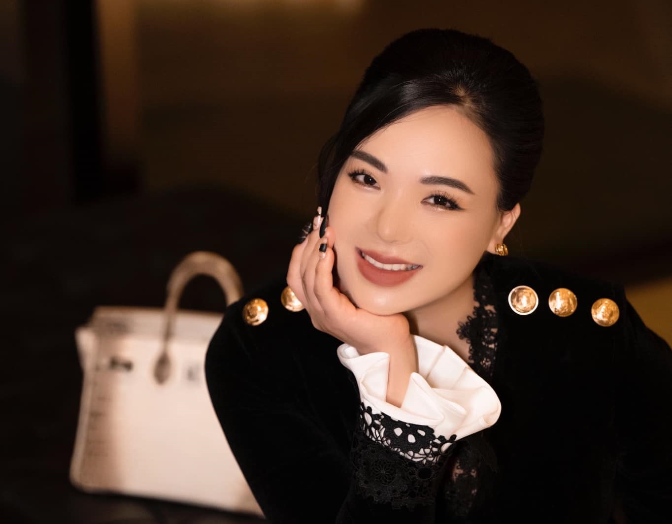 Profile 'khủng' của Chị Ông Địa - người hiếm hoi tại Việt Nam sở hữu Roll Royce 60 tỷ