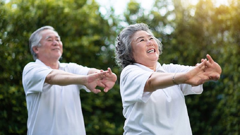 Người già tập thể dục mùa nắng nóng cần lưu ý gì để tránh đột quỵ?