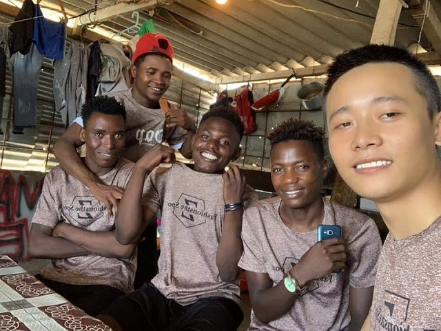 Quang Linh Vlog - chàng Youtuber bỏ tiền túi khoan giếng nước, xây nhà cho người dân châu Phi là ai?