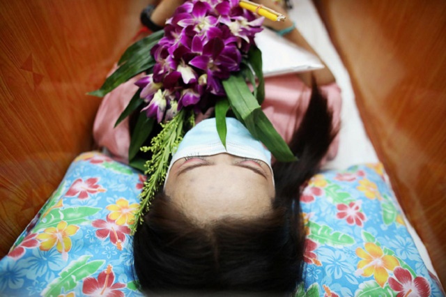 Lạ lùng người dân Thái Lan rủ nhau thực hiện nghi thức giải hạn cầu may bằng cách 'giả chết'