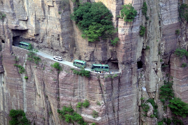 Nín thở khám phá đường hầm xuyên núi đá dựng đứng dài 1,2km được đào thủ công suốt 5 năm