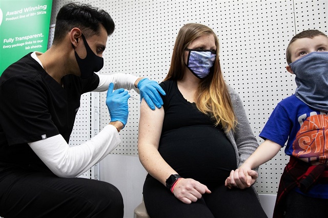 Phát hiện mới của Israel: Phụ nữ mang thai tiêm vaccine COVID-19 có thể truyền sự bảo vệ này sang con