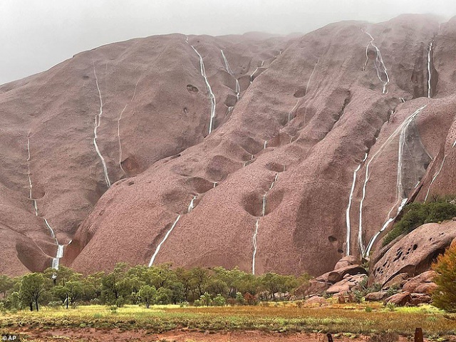 Chiêm ngưỡng cảnh tượng 'ma thuật' ở thác nước hiếm có chảy trên núi đá sa mạc Australia