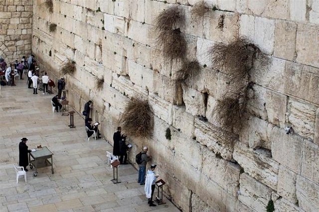 Đến vùng Đất Thánh Jerusalem linh thiêng thăm bức tường 'than khóc'
