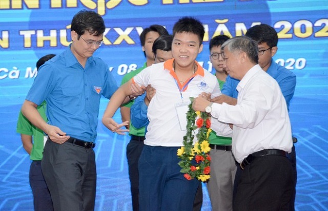 Cậu học trò bại não Nguyễn Đức Thuận ghi tên trong danh sách 15 đại diện Việt Nam dự thi Olympic Tin học châu Á 2021