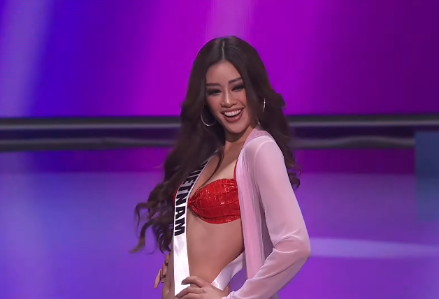 Khánh Vân làm xiêu lòng khán giả với kiểu xoay 'bạc hà lốc xoáy' trong phần thi áo tắm tại Miss Universe