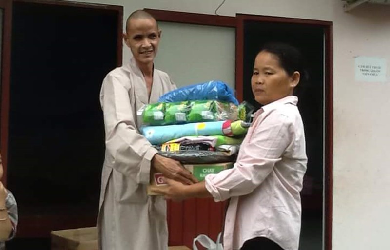 Dù vất vả nhưng sư thầy Hạnh Khiết vẫn cố gắng làm việc, xin quyên góp để cứu giúp những mảnh đời bất hạnh su-thay-hanh-khiet-va-hanh-trinh-cuu-mang-gan-50-dua-tre-bat-hanh-0