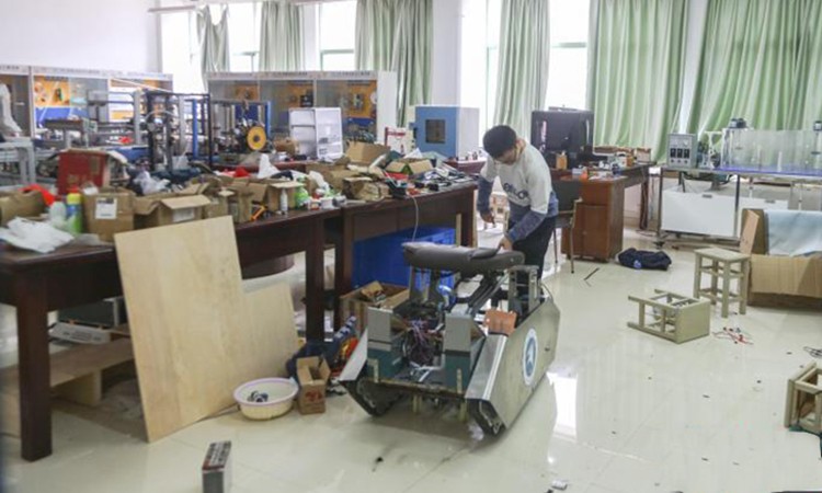 Lưu Lâm sáng chế xe lăn thông minh nghi-luc-phi-thuong-cua-nam-sinh-vien-bai-nao-so-huu-8-bang-sang-che