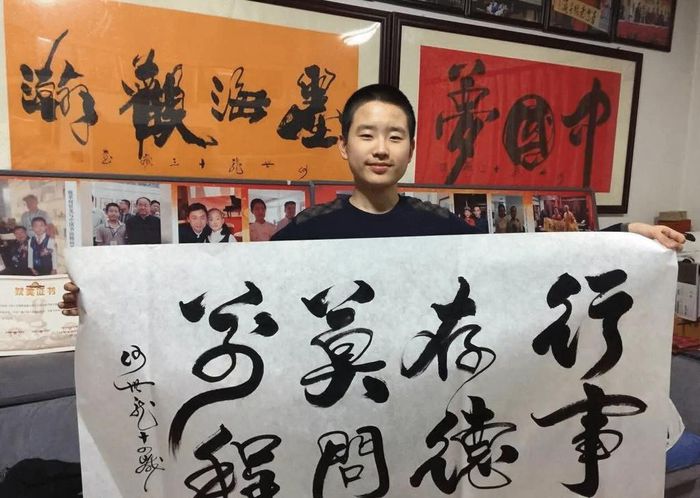 Bi kịch của He Shilong: Từ 'thần đồng thư pháp' đến kẻ bán chữ dạo trên mạng ít người mua