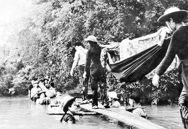 Bức ảnh 'Cầu Người' - khoảnh khắc TNXP lấy thân làm cầu để cáng thương bộ đội vượt suối