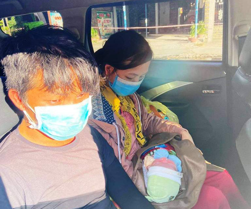 Người mẹ chưa cắt chỉ vết mổ ôm con 10 ngày tuổi ngồi sau xe máy của chồng vượt 1.300km về quê tránh dịch