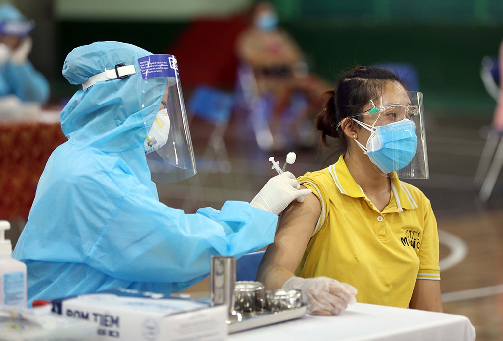Vì sao tiêm vaccine COVID-19 mũi 2 phản ứng tăng nặng hơn mũi 1?
