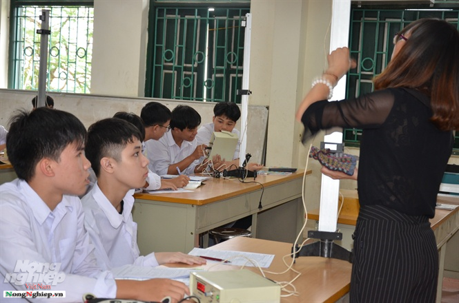 Tú và Đăng trong một giờ học (Ảnh: Nông nghiệp Việt Nam) Chuyen-cau-hoc-tro-Quoc-Oai-1-400-ngay-cong-ban-di-hoc-4