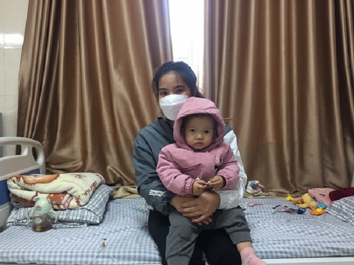 Người mẹ dân tộc Thái gạt nước mắt khẩn cầu sự giúp đỡ để cứu con gái 1 tuổi mắc bệnh ung thư hốc mắt