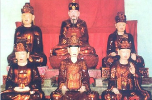 Bộ tượng vua Lê Thần Tông và các bà vợ sau khi được sơn lại (Ảnh tư liệu) Chan-dung-3-vi-vua-dang-co-tinh-co-so-phan-ly-ky-nhat-su-Viet-0
