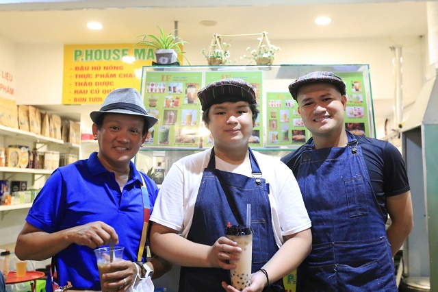 Ba của Phúc (trái) và người cộng sự, cũng là nhân viên duy nhất của “cậu chủ nhỏ tuổi nhất Sài Gòn Chan-dung-cau-be-13-tuoi-tu-mo-quan-tra-sua-thu-hoi-von-sau-1-thang-8