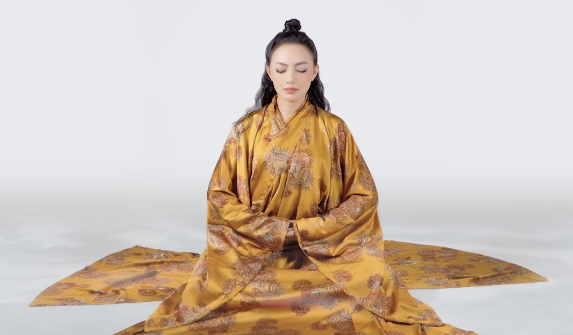 Đạo Phật đã làm thay đổi cuộc đời ca sĩ Tinna Tình như thế nào?