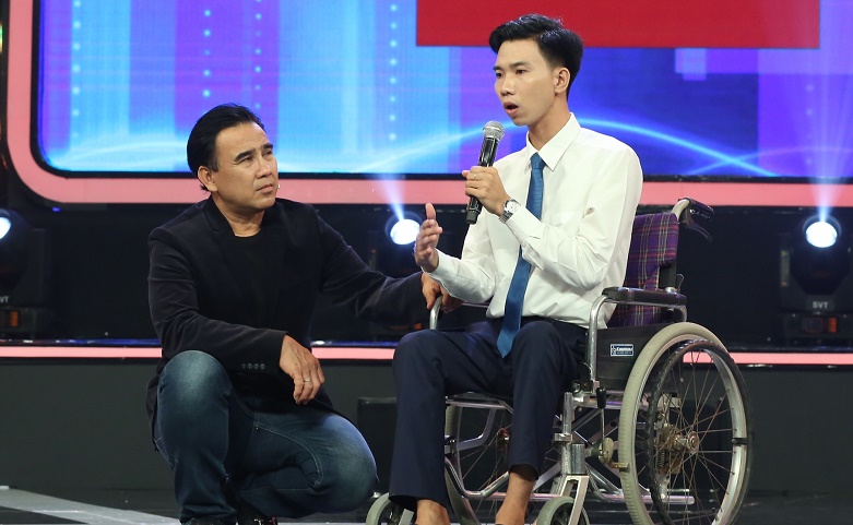 MC Quyền Linh tặng 20 xe lăn khi nghe ý nguyện của thí sinh 'Hát cho ngày mai'