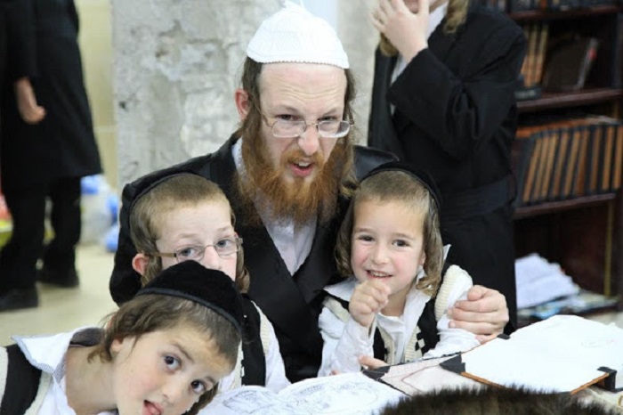 Bí quyết dạy con đáng nể của người Do Thái: Nhỏ mật lên sách để trẻ biết sự ngọt ngào của tri thức