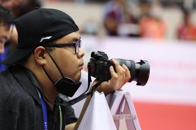 Câu chuyện truyền cảm hứng về phóng viên ảnh 1 tay ở SEA Games 31: Bỏ qua khiếm khuyết để chụp khoảnh khắc 'mang vàng về cho Indonesia'