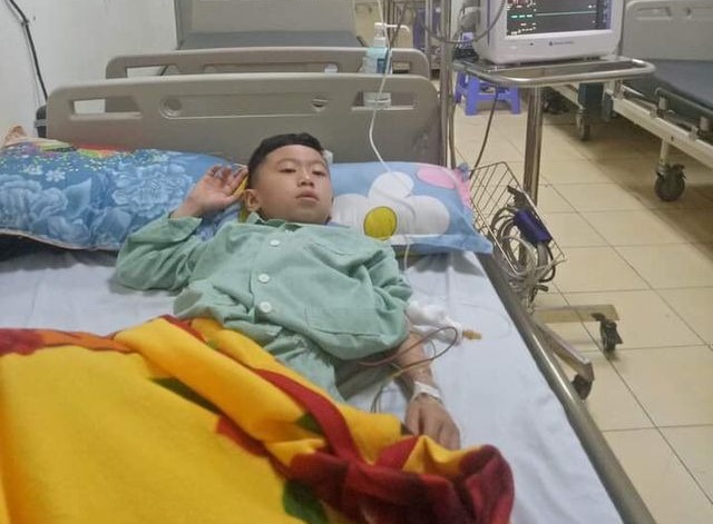 Cha nghèo từng cho thận đổi lấy chút tiền cám ơn để cứu con, giờ mong có 50 triệu để con được phẫu thuật tim lần 4