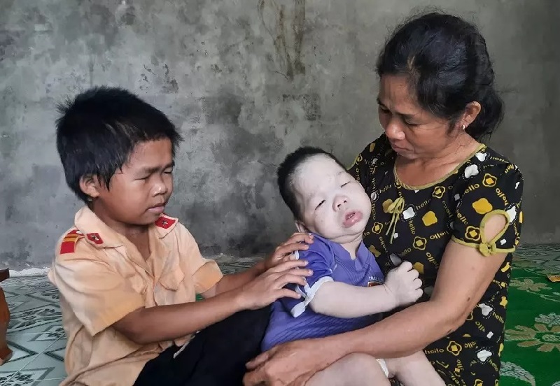 Mong độc giả tiếp sức bà mẹ bất hạnh có 3/5 người con mắc bệnh hiểm nghèo, phải làm việc đến lao lực để có tiền mua thuốc