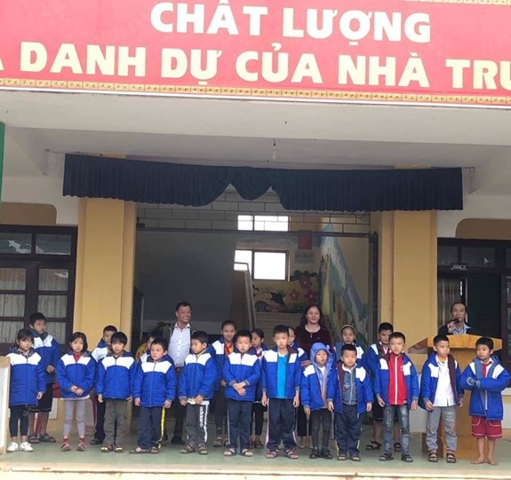 Anh Lê Quang Toán trao áo ấm tặng học sinh nghèo tại huyện Bố Trạch (Quảng Bình), tháng 12/2019 Cuoc-doi-dang-ne-cua-Hiep-si-tinh-nguyen-Le-Quang-Toan