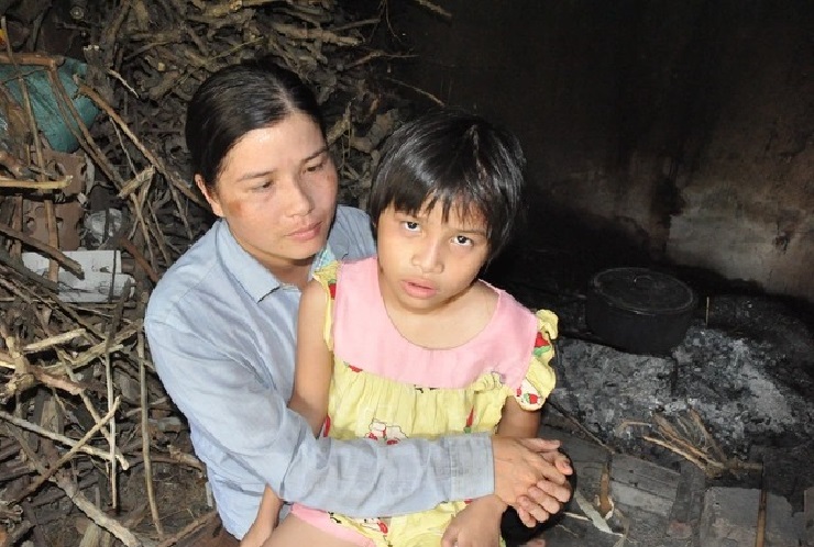 Tình cảnh đáng thương của 2 mẹ con khiếm thị ôm nhau khóc cầu xin sự giúp đỡ