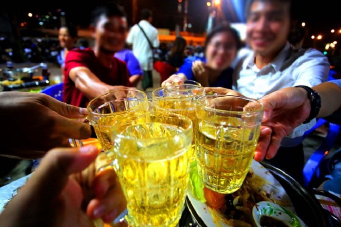 'Cẩm nang uống bia chuẩn Việt' của khách Tây: Đừng kìm nén, hãy hét to hết sức có thể... 'Một, hai, ba! Dô!'