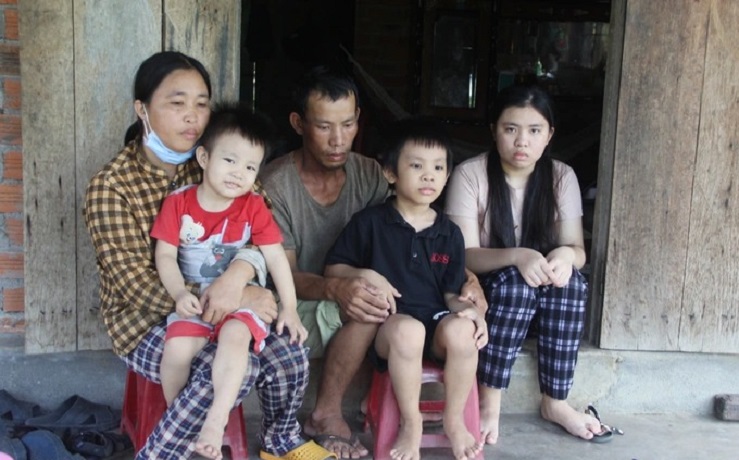 Gia đình khó khăn nhất thôn rơi vào đường cùng: Bố bị ung thư, 3 con thơ thiếu ăn thiếu mặc