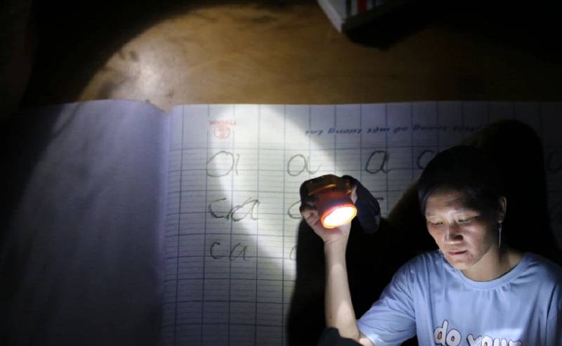 Gần 2 thập kỷ sống trong bóng tối của cụm dân cư '8 không': Thầy trò dạy và học bằng đèn pin, đèn dầu