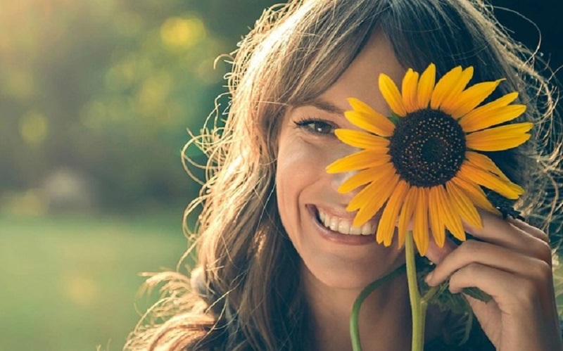 “Nếu một ngày cuộc sống nhuộm màu đen, hay cầm bút và về cho nó những vì sao lấp lánh”