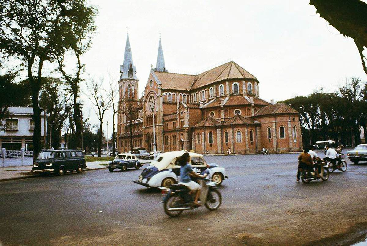 Nhà thờ Đức Bà: Kiến trúc cổ điển giữa lòng Sài Gòn sôi động