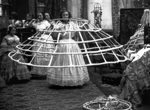 Bí ẩn về chiếc váy crinoline 'tử thần' khiến hơn 40.000 phụ nữ phải bỏ mạng