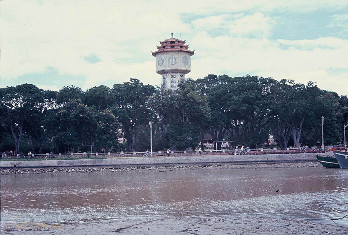 Tháp nước Phan Thiết nhìn ở khu vực thông thoáng hơn ngam-phan-thiet-nam-1967-qua-loat-anh-cua-bob-kelly-6