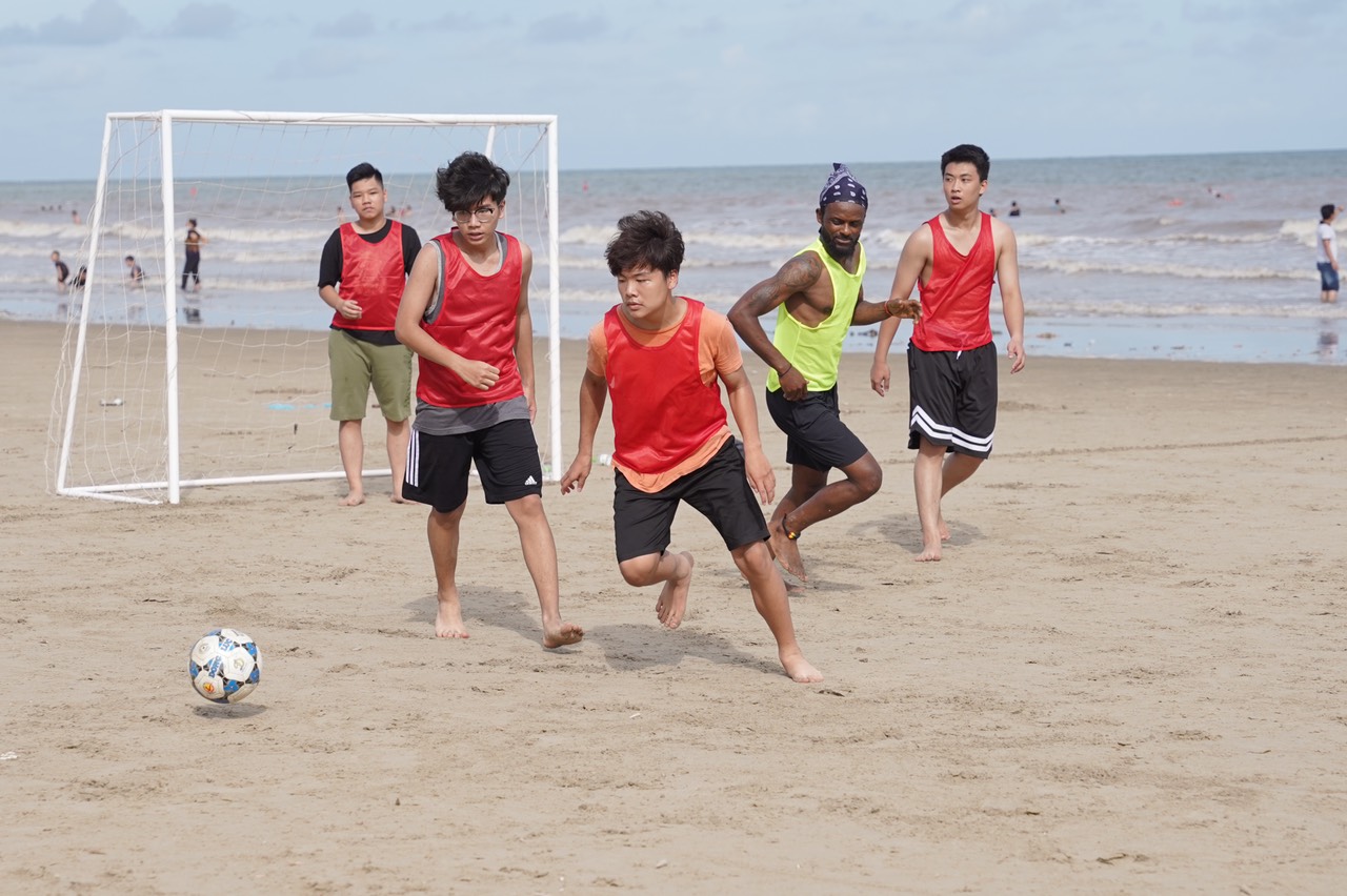 Các hoạt động teambuilding, thi đấu thể thao tại bãi biển Trà Cổ là điều tuyệt vời nhất đối với các học viên trong trại hè lần này.