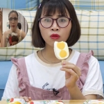 Youtuber Thơ Nguyễn lại khiến phụ huynh bức xúc vì clip nói chuyện, cho búp bê uống coca để... xin 'vía'