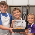 Dạy con động lòng trắc ẩn từ chuyện của cậu bé 8 tuổi khởi nghiệp bán bánh quy gây quỹ từ thiện