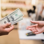 Nhìn từ cách tiêu 1.000 USD tự kiếm và 1.000 USD đi vay, hé lộ tương lai giàu có hay nghèo khổ