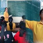 Ấm lòng lớp học miễn phí ở nhà văn hóa cho học sinh nghèo của hai nữ sinh Hà Nội