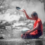 Sai đệ tử đi lấy nước, Đức Phật dạy bài học về sự bình tĩnh trong cuộc đời