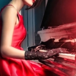 Nhờ chiếc đàn piano màu gụ đỏ, người bà tuyệt vời đã dạy cho cháu mình có một tình yêu cao cả