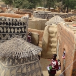 Điều kỳ thú ở ngôi làng quý tộc 'độc nhất vô nhị' tại châu Phi - nơi văn hóa được lưu giữ trên các bức tường