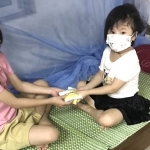 Xót xa cảnh 2 đứa trẻ tự chăm nhau trong khu cách ly sau khi bố là bệnh nhân COVID-19 qua đời