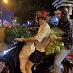 Hoa hậu Tiểu Vy tiếp tục san sẻ yêu thương: Giữa đêm chở 3 tấn gạo đi tặng người vô gia cư, người lao động nghèo