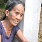 Người phụ nữ cô độc, mắt mờ, chân chậm mơ ước có 10 triệu để sửa chữa căn nhà dột nát