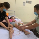 Vợ chồng dân tộc Dao gạt nước mắt ôm con gái từ Hà Nội về bản về hết tiền chữa bệnh