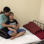 Lời khẩn cần giúp đỡ từ người mẹ Hà Nhì ở vùng biên giới xa xôi 'cõng' con đi khắp nơi chữa bệnh