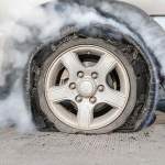 Xe ô tô đang di chuyển bất ngờ nổ lốp nguy hiểm thế nào và xử lý ra sao?